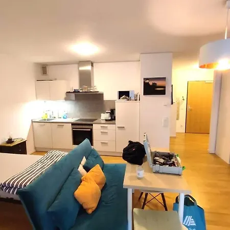 Charming 1-bedroom With Natural Light And Balcony شقة كلكهايم