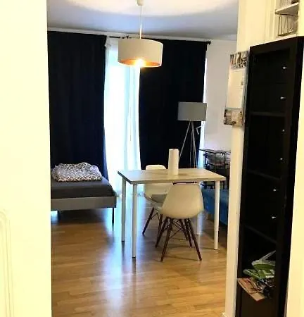 Charming 1-bedroom With Natural Light And Balcony *