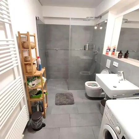 Lejlighed Charming 1-bedroom With Natural Light And Balcony