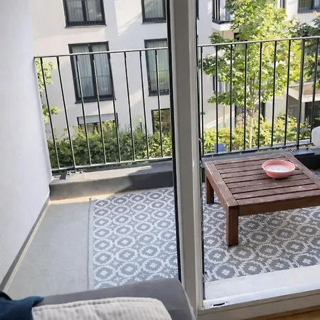 Lejlighed Charming 1-bedroom With Natural Light And Balcony *
