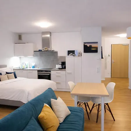 Apartment Charming 1-bedroom With Natural Light And Balcony *