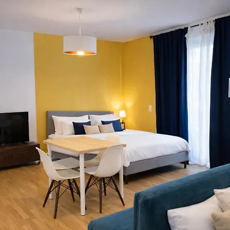 Charming 1-bedroom With Natural Light And Balcony קלקהיים