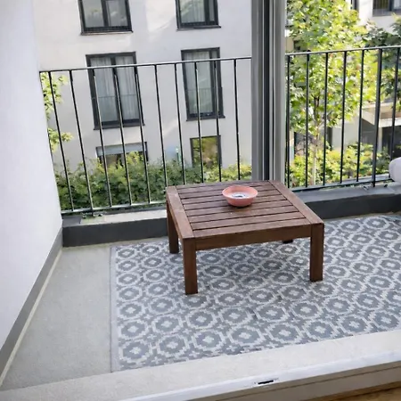 דירה Charming 1-bedroom With Natural Light And Balcony *